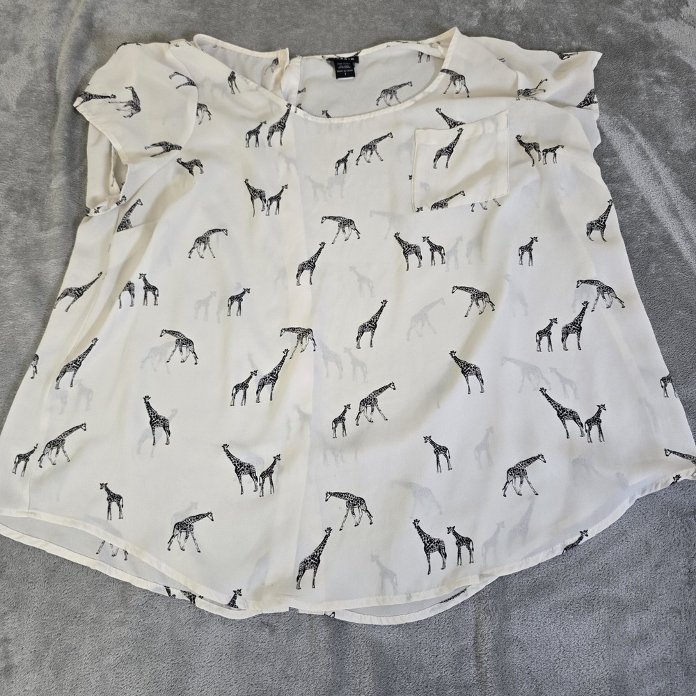 Torrid Shirt Womens 1 Ivory w Giraffe All Over Short Sleeve Button Up Back